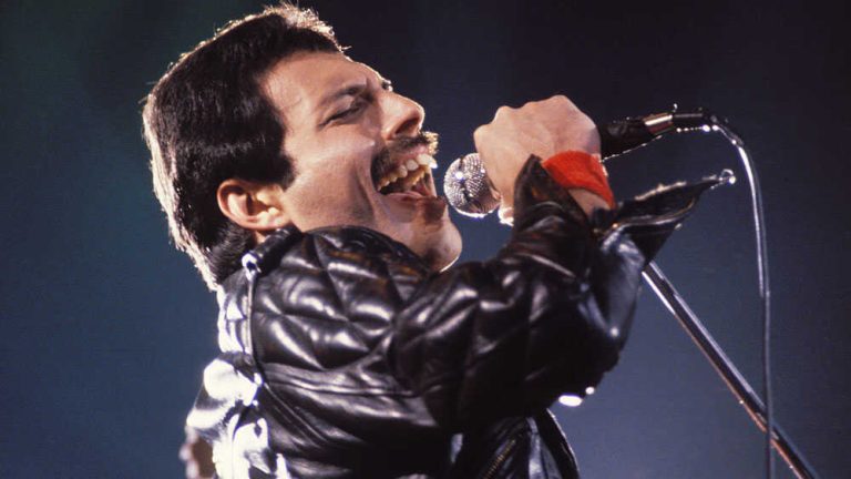 freddiemercury_wide-708b9bfc24762868f67e007ec29157a5f41a7d14