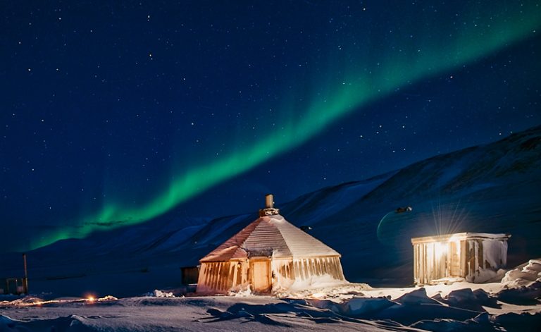 svalbard-aurora-over-camp-barentz-htgrtn